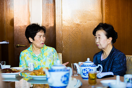 老年女性聊天吃饭图片