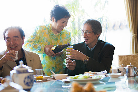 老年人聚会吃饭聊天图片