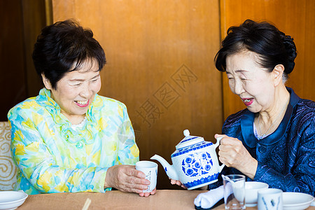 老年女性聊天吃饭图片