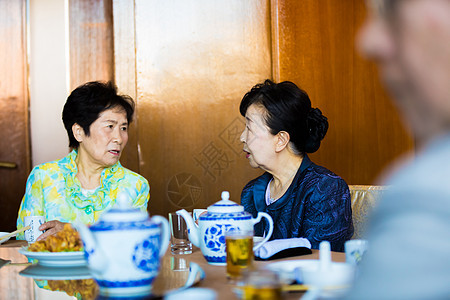 老年女性聊天吃饭图片