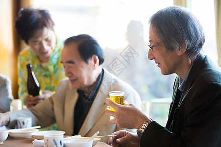 老年人聚会吃饭聊天图片