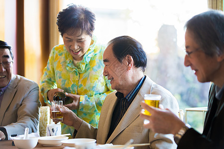 老年人聚会吃饭聊天图片