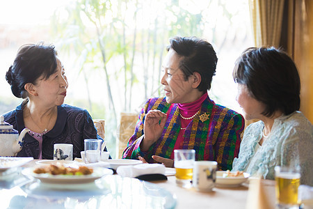 聊天的老年人们图片