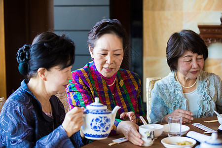  喝茶聊天的老年人图片