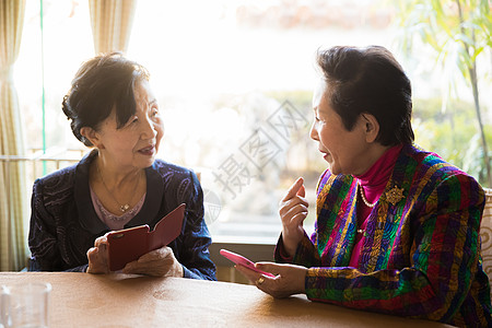  聊天的两位老年人图片