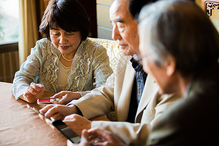 室内中老年人校友会团聚看手机图片