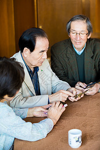 室内中老年人校友会团聚看手机图片