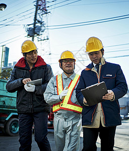 建筑物施工会议讨论指导的工人图片