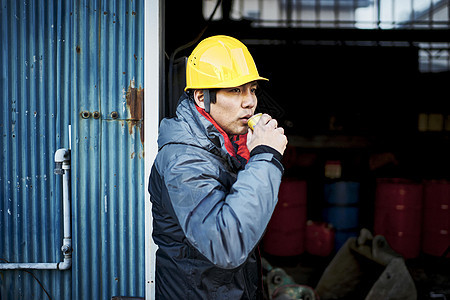 建筑工地工人男人喝饮料图片