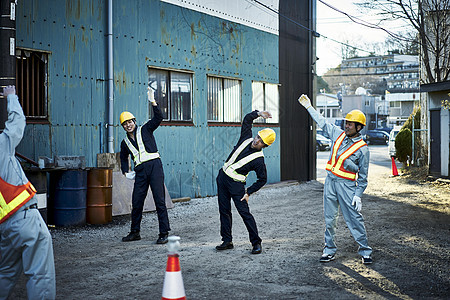 工人在建筑工地做广播体操图片