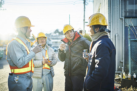 建筑工地工人喝饮料图片