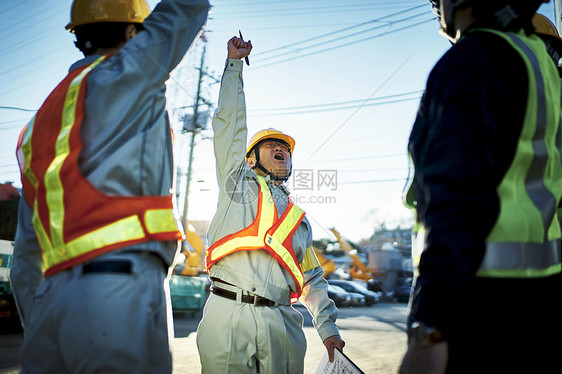 建筑师检查施工现场图片