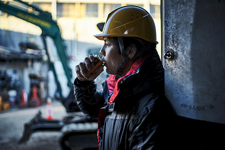 建筑工地工人男人喝饮料图片