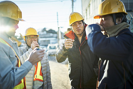 建筑工地工人男人喝饮料图片