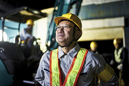 微笑男中年图片