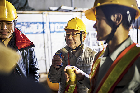 户外蓝领工人施工现场夜班休息图片