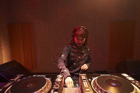 dj打碟女图片