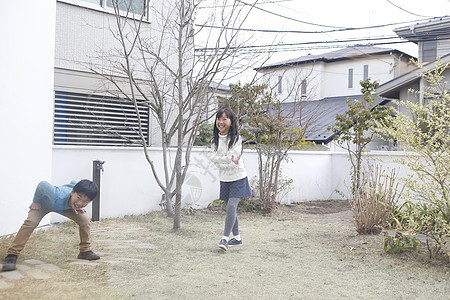 两个小孩在庭院里踢球图片