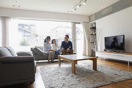 幸福的一家人室内坐在客厅沙发上的一家人背景