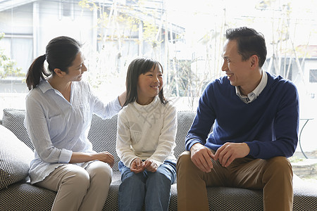 沙发坐着父亲图片