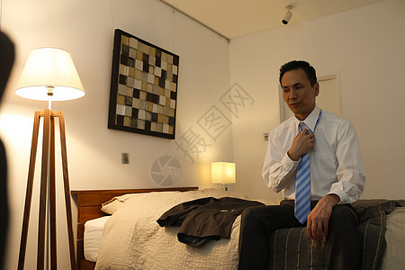 酒店宾客意见表工作下班回家的男人背景