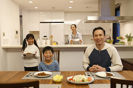育儿夜晚亚洲人家庭晚餐图片