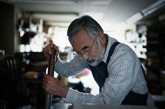 进行手工工作的老年工匠图片