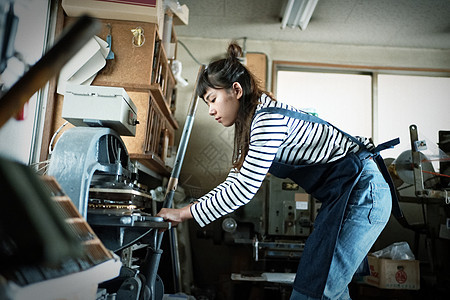 进行手工工作的女工匠图片