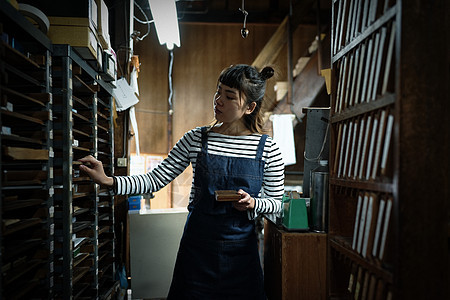 年轻工匠女人日常检查图片