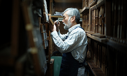 一名工匠男人在工艺品仓库图片