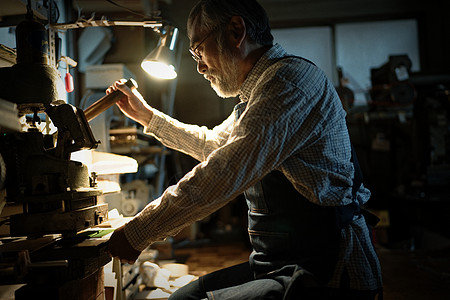 撑伞背影老年严肃前辈老年的工匠男人背景