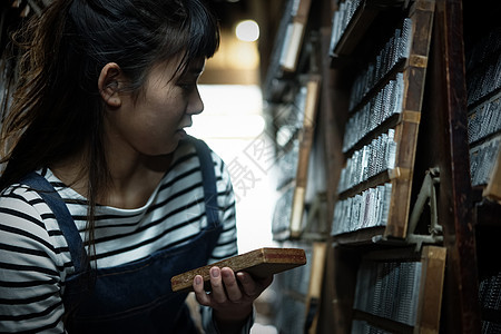 女人在工艺品仓库图片