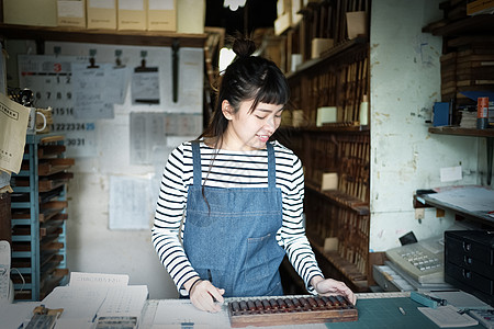 活版印刷商店女店员图片