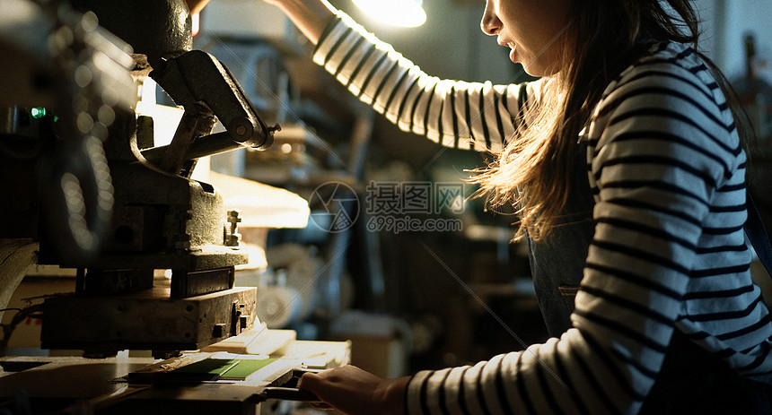 女工匠活版印刷特写图片