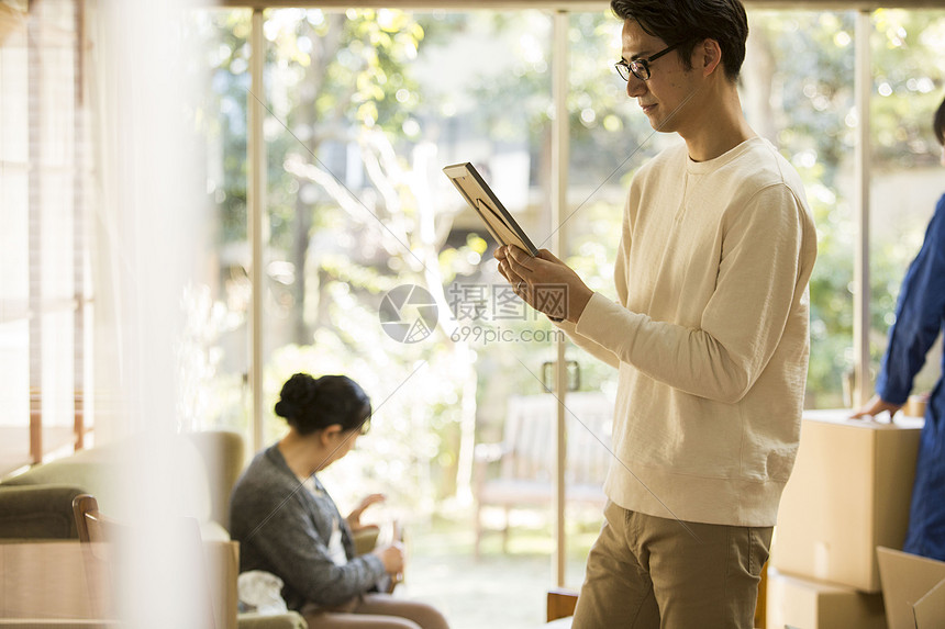 搬家整理时候看相片的年轻男人图片