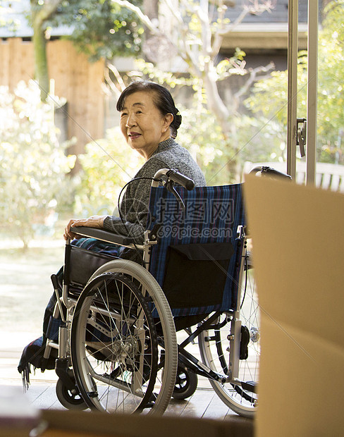 年迈的奶奶坐在轮椅上看窗外图片