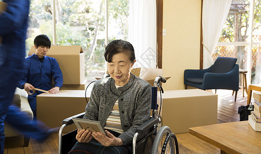 坐轮椅的年迈妇女看相框图片