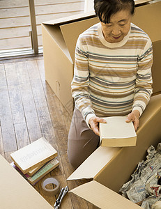 老年妇女整理收纳书籍杂物图片