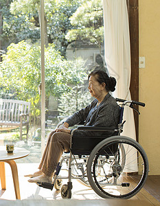 坐轮椅的女人高清图片免费下载老人推着轮椅高清图片免费下载轮椅上的