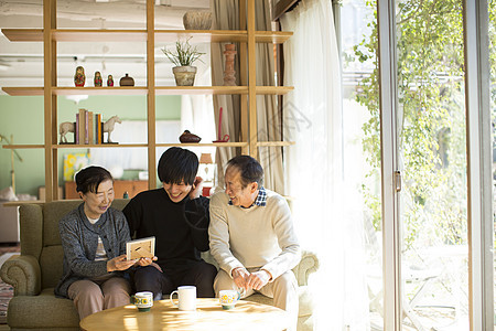 居家陪伴外公外婆的男子图片