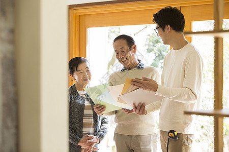 住宅里的老夫妇与建筑师讨论房屋风格图片