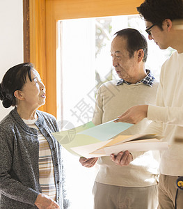 住宅里的老夫妇与建筑师讨论房屋风格高清图片