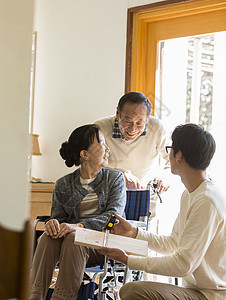 住宅里的老夫妇与建筑师讨论房屋风格图片