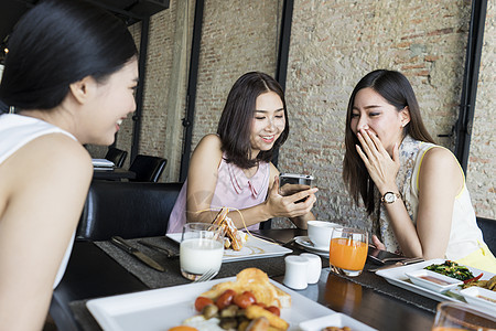 闺蜜女孩们吃西餐聊天图片