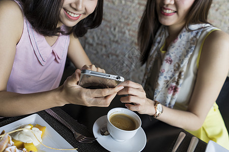 女孩们喝下午茶看手机聊天图片