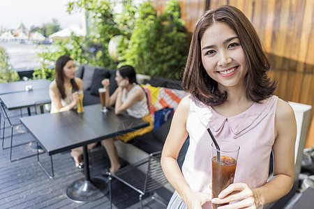 享受下午茶的购物女孩图片