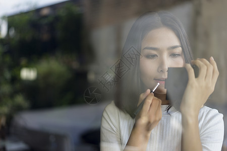 魅力女人在补妆图片