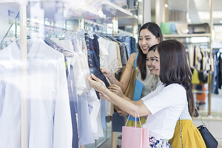 女人们开心交谈着挑选衣服图片