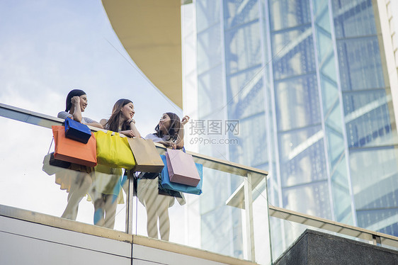 在商场购物的年轻女子图片