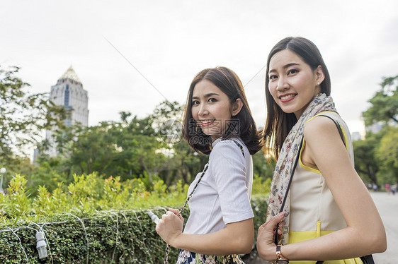 年轻女性微笑图片